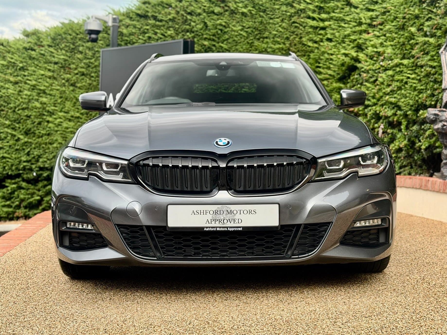 2022 BMW 330 photo 2